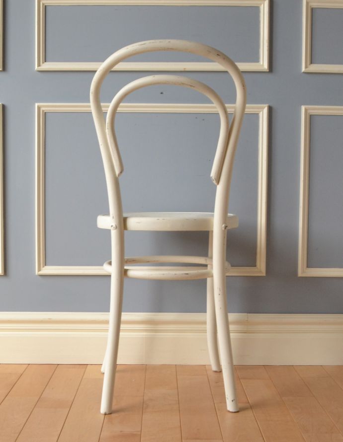 ベントウッドチェア　アンティーク チェア　ホワイト色のアンティークチェア、ダブルループのベントウッドチェア。スッキリとキレイな後ろ姿です。(k-900-c-1)