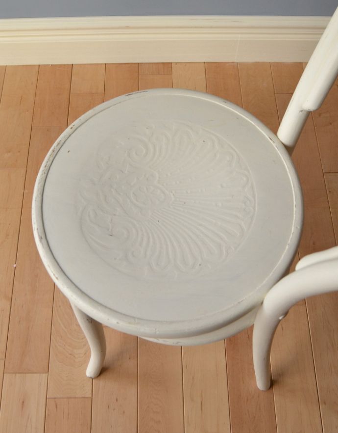 ベントウッドチェア　アンティーク チェア　ホワイト色のアンティークチェア、ダブルループのベントウッドチェア。丸い座面には美しい模様が描かれています。(k-900-c-1)