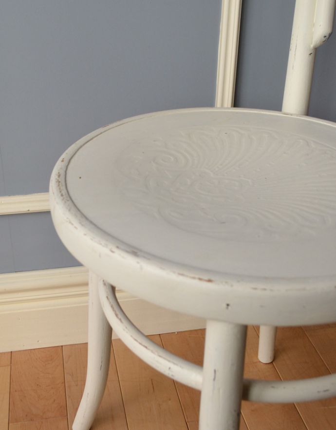 ベントウッドチェア　アンティーク チェア　ホワイト色のアンティークチェア、ダブルループのベントウッドチェア。木目や色は1脚1脚微妙に違いますが、どれもキレイに仕上げています。(k-900-c-1)