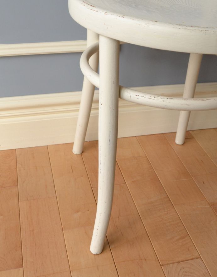 ベントウッドチェア　アンティーク チェア　ホワイト色のアンティークチェア、ダブルループのベントウッドチェア。脚先が緩くカーブしています。(k-900-c-1)