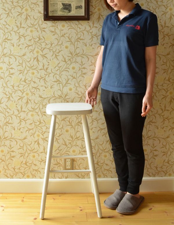 アンティーク チェア 英国から来たホワイトペイントのアンティークスツール。座るだけではなく、グリーンやバスケットなどを置くディスプレイ台としてもお使い頂けます。(k-909-c)