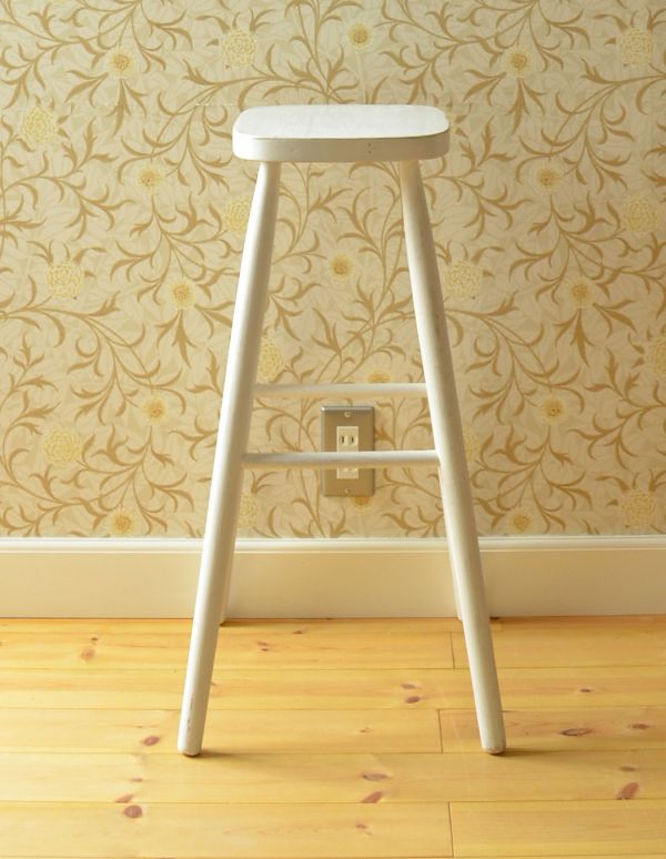 アンティーク チェア 英国から来たホワイトペイントのアンティークスツール。専門の職人によってお直ししていますが、アンティークは新品ではありません。(k-909-c)