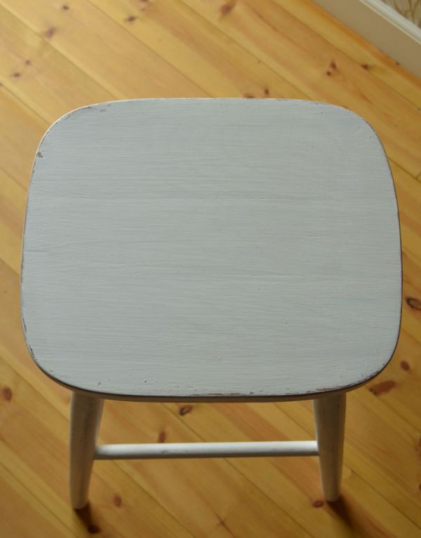 アンティーク チェア 英国から来たホワイトペイントのアンティークスツール。四角の座面です。(k-909-c)
