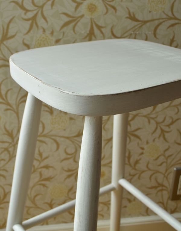 アンティーク チェア 英国から来たホワイトペイントのアンティークスツール。角が丸いので、小さいお子様がいるご家庭でも安心です。(k-909-c)