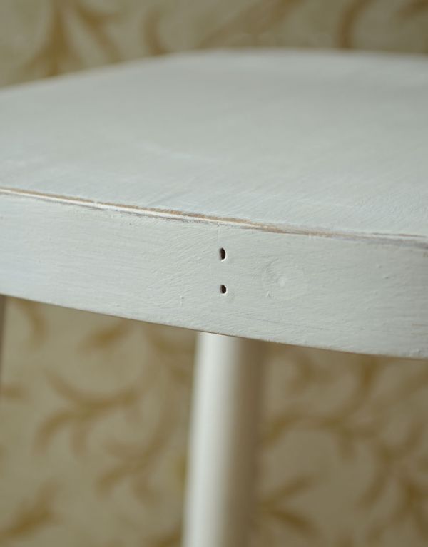 アンティーク チェア 英国から来たホワイトペイントのアンティークスツール。一部に穴がございます。(k-909-c)