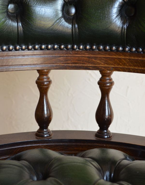 アンティーク チェア 英国アンティークの回転椅子、カッコいいオフィスチェア(リボルビングチェア)。木製のデザインが際立つチェア。(k-913-c)