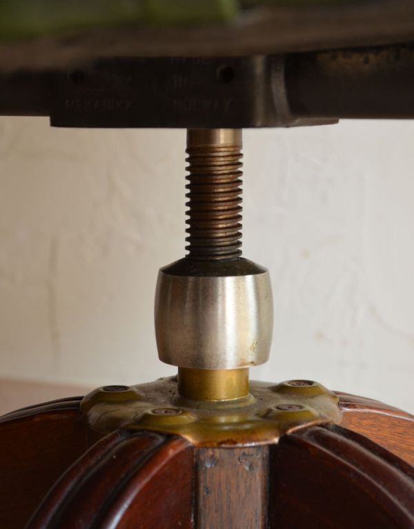 アンティーク チェア 英国アンティークの回転椅子、カッコいいオフィスチェア(リボルビングチェア)。シルバーの筒部分をクルクル回して高さを調節します。(k-913-c)