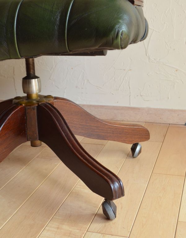 アンティーク チェア 英国アンティークの回転椅子、カッコいいオフィスチェア(リボルビングチェア)。キャスターが付いているので移動も楽です!きちんとお直ししていますので、大柄な男性でも安心してお掛け下さい。(k-913-c)