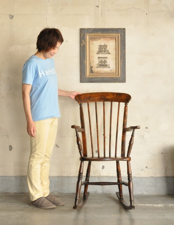 ゆらゆら揺れる英国アンティークの椅子、木製のロッキングチェア(k