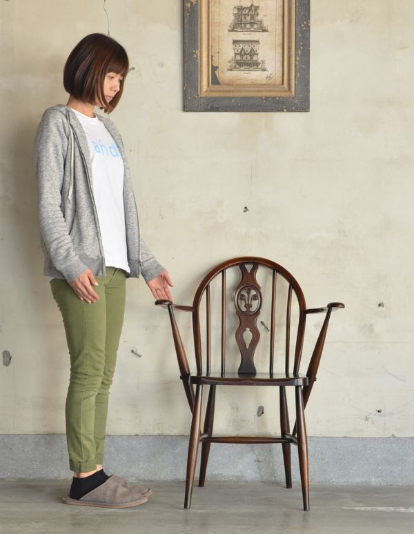 アーコールチェア アンティーク チェア ブラウン色のアーコールヴィンテージチェア、アーム付きのホイールバックチェア。カーブの曲線が、ほれぼれする程美しいです。(k-920-c)