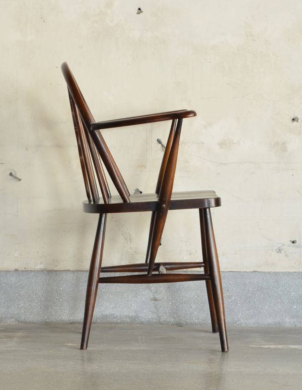 アーコールチェア アンティーク チェア ブラウン色のアーコールヴィンテージチェア、アーム付きのホイールバックチェア。どこから眺めてもスッキリしていて、現代の家具ともすんなり溶け込んで相性バツグンなのが人気の秘密。(k-920-c)