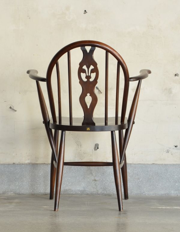 アーコールチェア アンティーク チェア ブラウン色のアーコールヴィンテージチェア、アーム付きのホイールバックチェア。後ろから見ても絵になってしまうんです。(k-920-c)