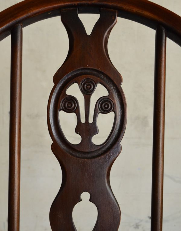 アーコールチェア アンティーク チェア ブラウン色のアーコールヴィンテージチェア、アーム付きのホイールバックチェア。キズや汚れ、木目や色は1脚1脚微妙に違いますが、どれもキレイに仕上げています。(k-920-c)