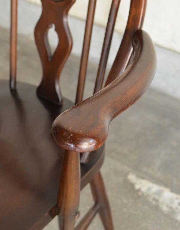 アーコールチェア アンティーク チェア ブラウン色のアーコールヴィンテージチェア、アーム付きのホイールバックチェア。希少価値の高いアーム付きです。(k-920-c)