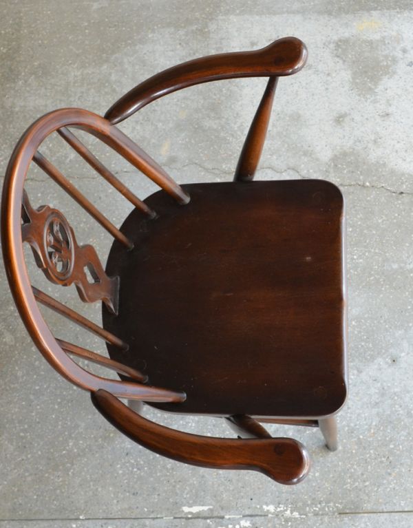 アーコールチェア アンティーク チェア ブラウン色のアーコールヴィンテージチェア、アーム付きのホイールバックチェア。広々としていて、座りやすい座面。(k-920-c)