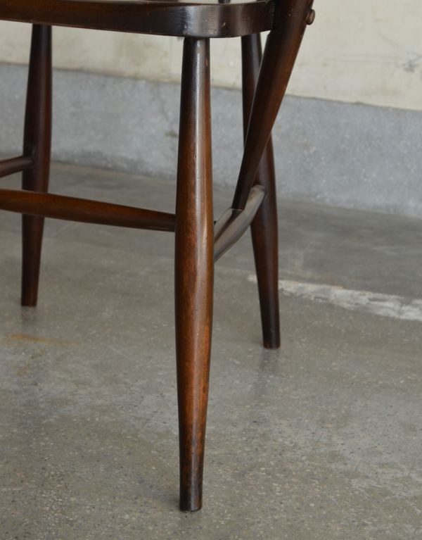 アーコールチェア アンティーク チェア ブラウン色のアーコールヴィンテージチェア、アーム付きのホイールバックチェア。繊細な脚がアーコールの一番のポイント。(k-920-c)