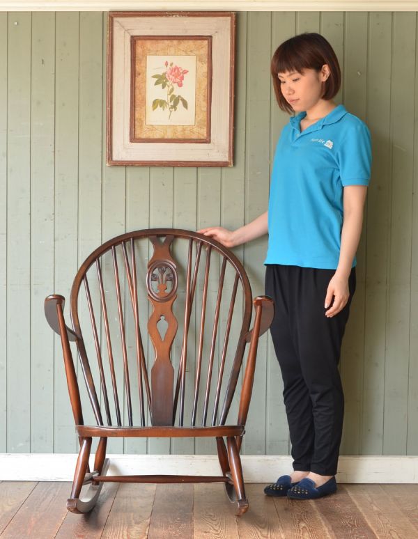 アーコールチェア　アンティーク チェア　茶色のアーコールヴィンテージチェア、アーム付きのホイールバック ロッキングチェア。深く腰掛けると、とっても気持ちいいです。(k-921-c)