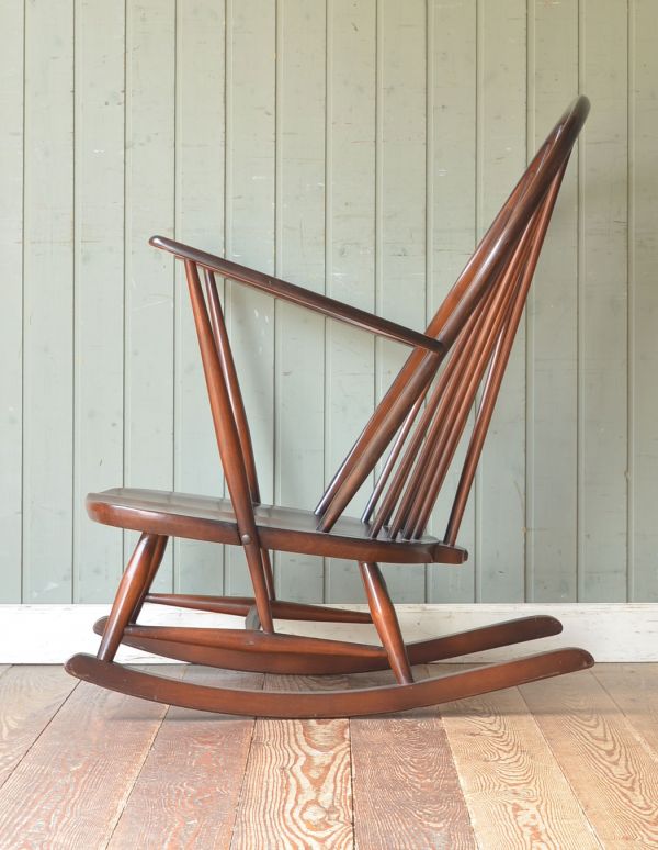アーコールチェア　アンティーク チェア　茶色のアーコールヴィンテージチェア、アーム付きのホイールバック ロッキングチェア。ゆらゆらしながら、日向ぼっこ・・・なんていかがでしょう？大人も子どもも楽しくなってしまうロッキングチェアです。(k-921-c)