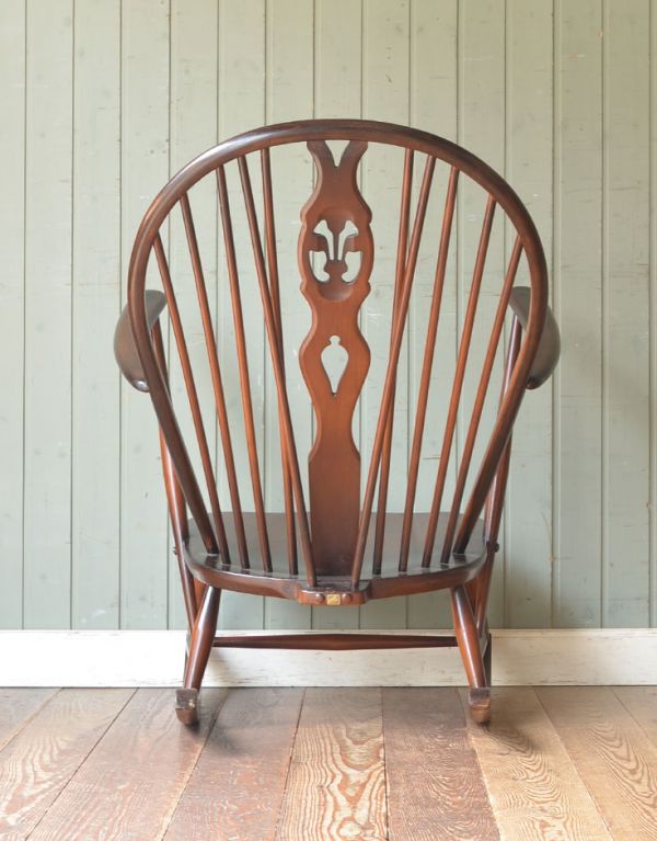アーコールチェア　アンティーク チェア　茶色のアーコールヴィンテージチェア、アーム付きのホイールバック ロッキングチェア。後ろから見ても絵になってしまうんです。(k-921-c)