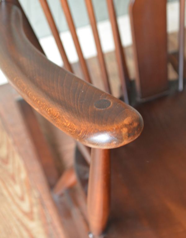 アーコールチェア　アンティーク チェア　茶色のアーコールヴィンテージチェア、アーム付きのホイールバック ロッキングチェア。細い肘掛もアーコールの特徴です。(k-921-c)