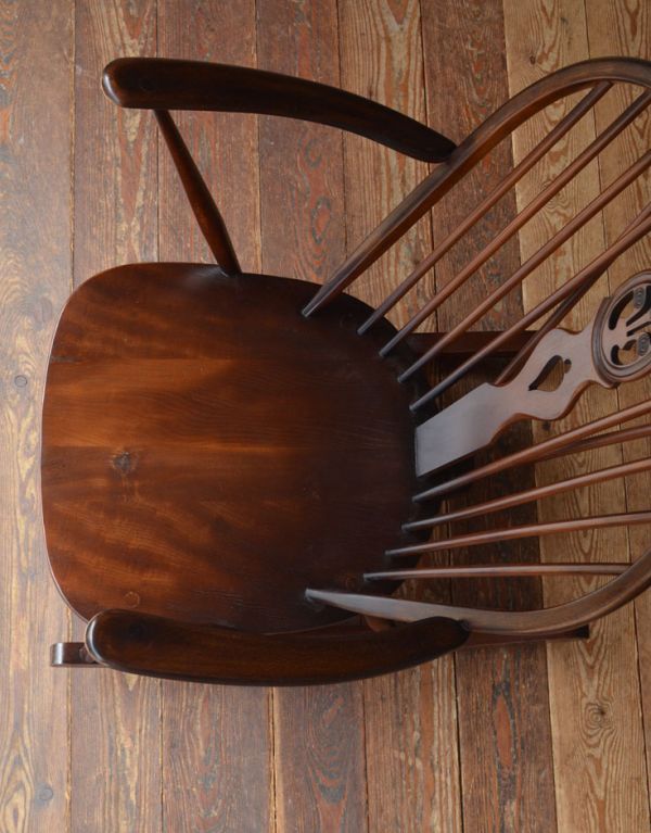 アーコールチェア　アンティーク チェア　茶色のアーコールヴィンテージチェア、アーム付きのホイールバック ロッキングチェア。広々としていて、座りやすい座面。(k-921-c)