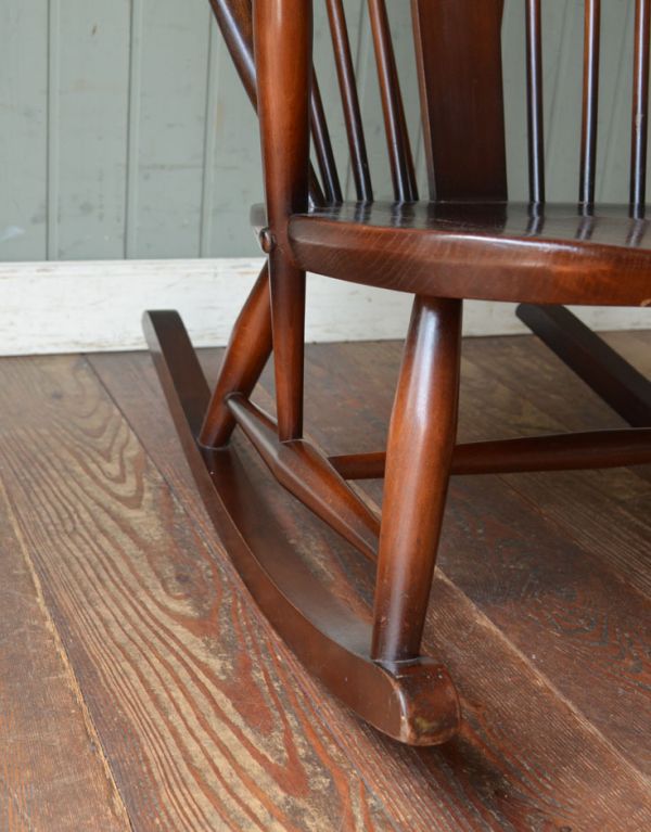 アーコールチェア　アンティーク チェア　茶色のアーコールヴィンテージチェア、アーム付きのホイールバック ロッキングチェア。しっかりメンテナンスをしているので大柄な男性でも安心してお掛けください。(k-921-c)