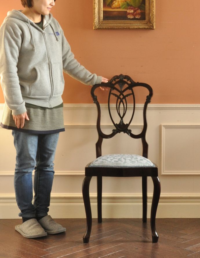 サロンチェア アンティーク チェア 豪華なマホガニー材のアンティーク サイドチェア。上品な雰囲気が漂うチェア。(k-929-c)