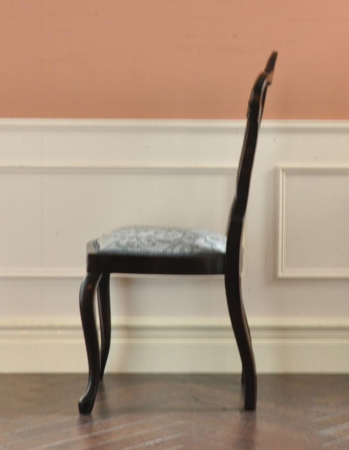 サロンチェア アンティーク チェア 豪華なマホガニー材のアンティーク サイドチェア。横から見ても綺麗な装飾が楽しめます。(k-929-c)