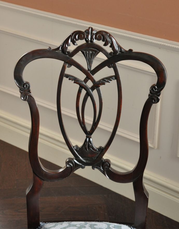サロンチェア アンティーク チェア 豪華なマホガニー材のアンティーク サイドチェア。芸術作品のような迫力満点の彫です!。(k-929-c)