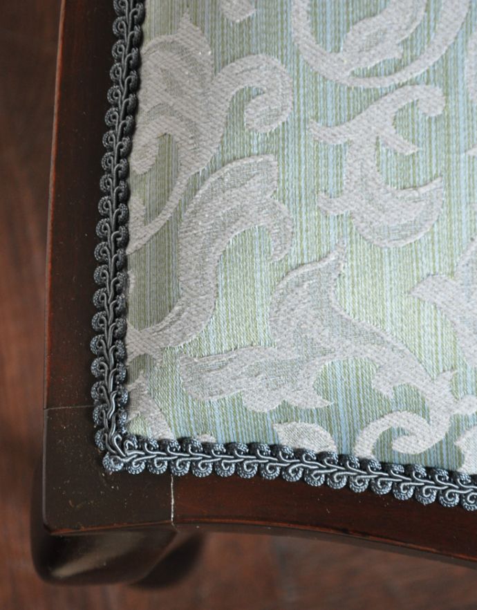 サロンチェア アンティーク チェア 豪華なマホガニー材のアンティーク サイドチェア。座り心地がいいクッション付きの座面。(k-929-c)