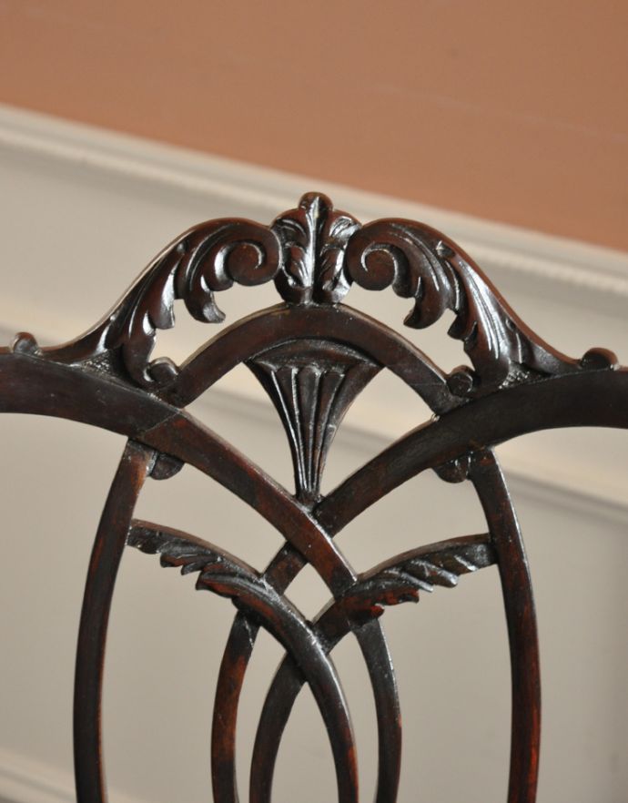 サロンチェア アンティーク チェア 豪華なマホガニー材のアンティーク サイドチェア。木目や色は1脚1脚微妙に違いますが、どれもキレイに仕上げています。(k-929-c)