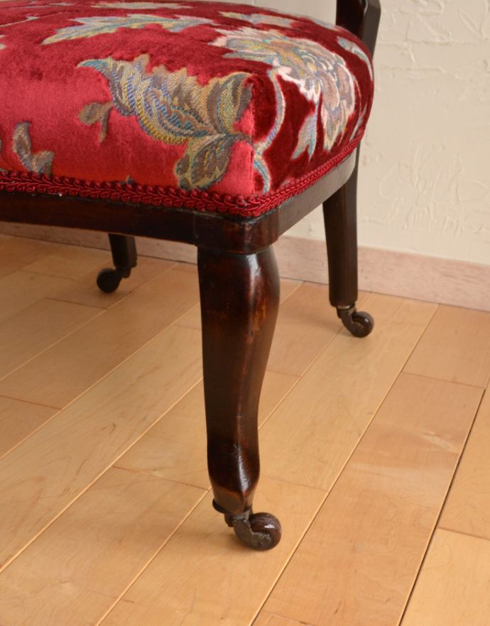 サロンチェア アンティーク チェア 英国のアンティーク椅子、ゆったりと座れるナーシングチェア。きちんとお直ししていますので、大柄な男性でも安心してお掛け下さい。(k-930-c)