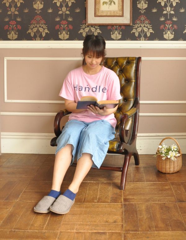 チェスターフィールド　アンティーク チェア　革張りアンティークソファ、カッコいいアームチェア（1人掛けソファ）。首まで支えてくれるので快適！気持ちいいですよ。(k-931-c)