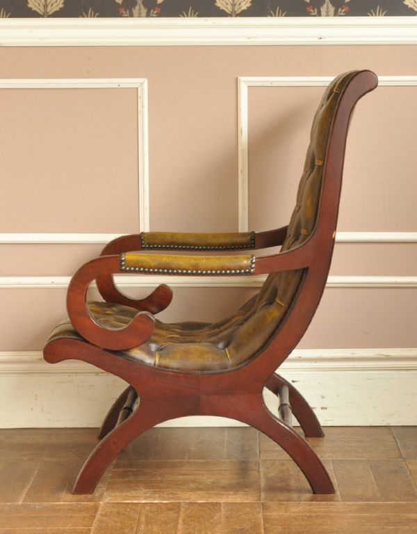 チェスターフィールド　アンティーク チェア　革張りアンティークソファ、カッコいいアームチェア（1人掛けソファ）。横から見ても、フォルムが美しい。(k-931-c)