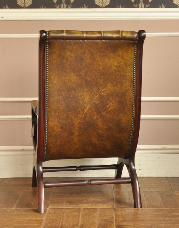 チェスターフィールド　アンティーク チェア　革張りアンティークソファ、カッコいいアームチェア（1人掛けソファ）。お気に入りの場所に置いて、ゆったりと読書するのにピッタリ！後ろ姿も美しいんです。(k-931-c)