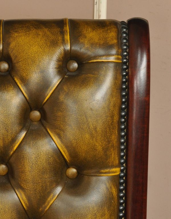 チェスターフィールド　アンティーク チェア　革張りアンティークソファ、カッコいいアームチェア（1人掛けソファ）。整列した鋲がかっこいいですよ。(k-931-c)