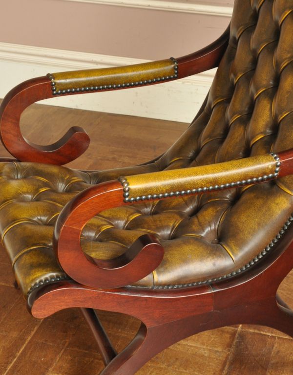 チェスターフィールド　アンティーク チェア　革張りアンティークソファ、カッコいいアームチェア（1人掛けソファ）。肘掛けがあるので、リラックスタイムにピッタリです。(k-931-c)
