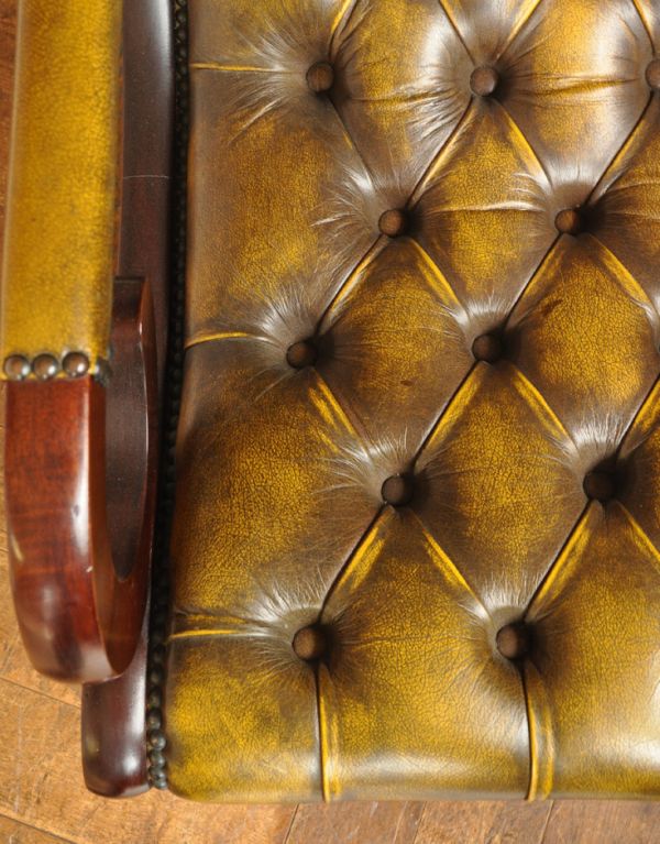 チェスターフィールド　アンティーク チェア　革張りアンティークソファ、カッコいいアームチェア（1人掛けソファ）。すわり心地がいい座面。(k-931-c)