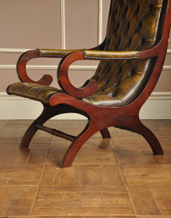 チェスターフィールド　アンティーク チェア　革張りアンティークソファ、カッコいいアームチェア（1人掛けソファ）。きちんとメンテナンスをしているので、大柄な男性でも安心してお掛けください。(k-931-c)