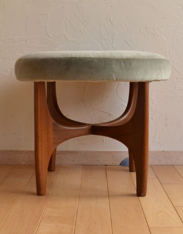 絵になるG-planのヴィンテージチェア、布張りのスツール（オットマン