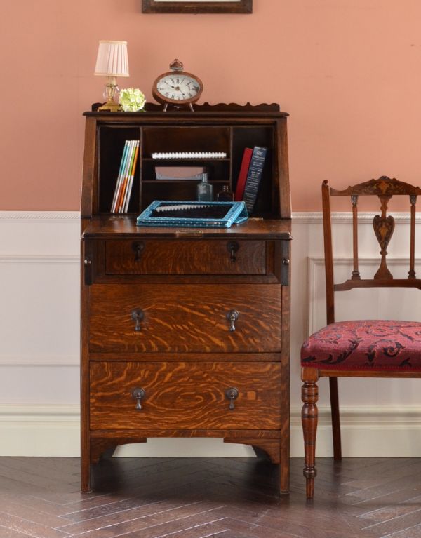アンティーク家具 シックな英国のアンティーク家具、小ぶりなビューロー(デスク)。開いたままでもオシャレです。(k-940-f)