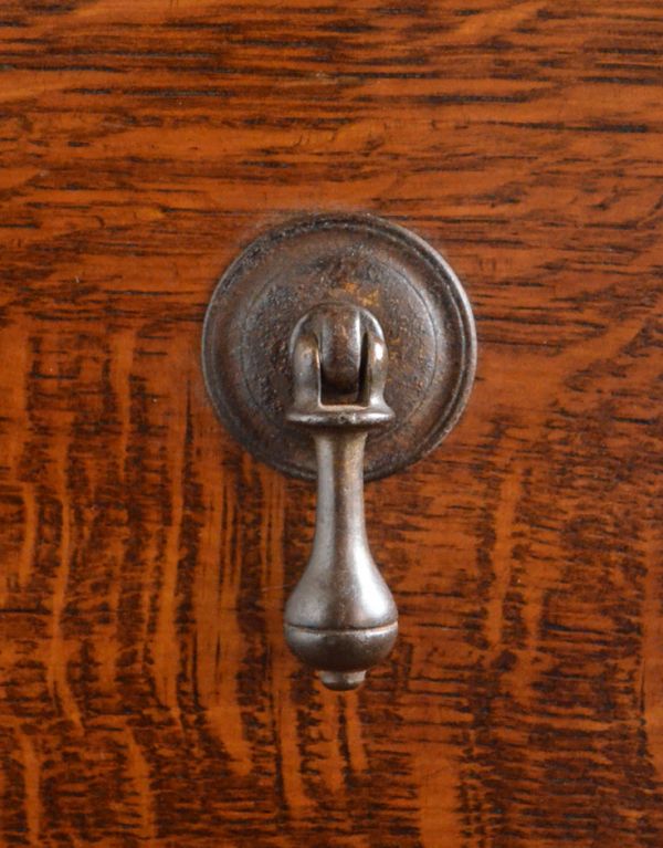 アンティーク家具 シックな英国のアンティーク家具、小ぶりなビューロー(デスク)。アンティークならではのお洒落な取っ手。(k-940-f)