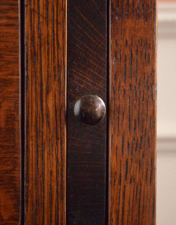 アンティーク家具 シックな英国のアンティーク家具、小ぶりなビューロー(デスク)。支えを引き出すときは、この丸いつまみを引いてくださいね。(k-940-f)