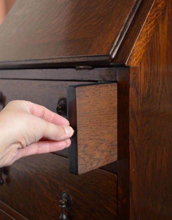 アンティーク家具 シックな英国のアンティーク家具、小ぶりなビューロー(デスク)。ビューローは支えでしっかり固定されるので、安心してお使いいただけます。(k-940-f)