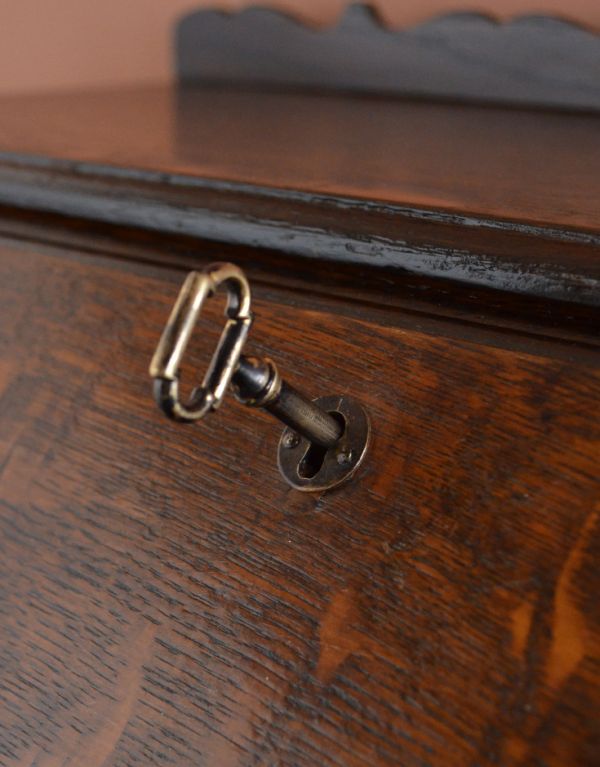 アンティーク家具 シックな英国のアンティーク家具、小ぶりなビューロー(デスク)。ビューローの取っ手は鍵です。(k-940-f)