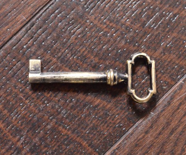 アンティーク家具 シックな英国のアンティーク家具、小ぶりなビューロー(デスク)。ビューロー用の鍵です。(k-940-f)