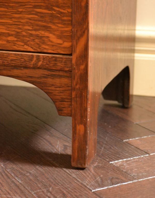 アンティーク家具 シックな英国のアンティーク家具、小ぶりなビューロー(デスク)。安定感のある脚がしっかり支えます。(k-940-f)