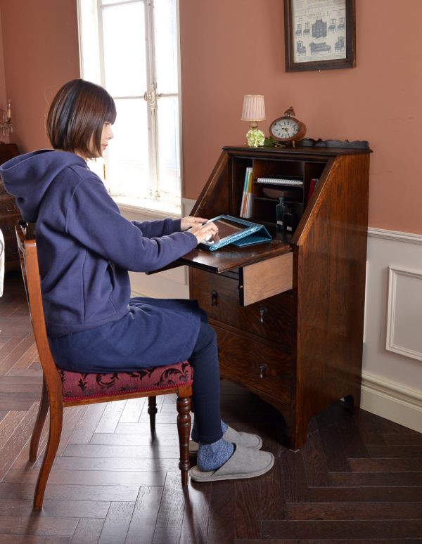 アンティーク家具 シックな英国のアンティーク家具、小ぶりなビューロー(デスク)。扉を下ろせば机になる、実用的なアイデア家具です。(k-940-f)