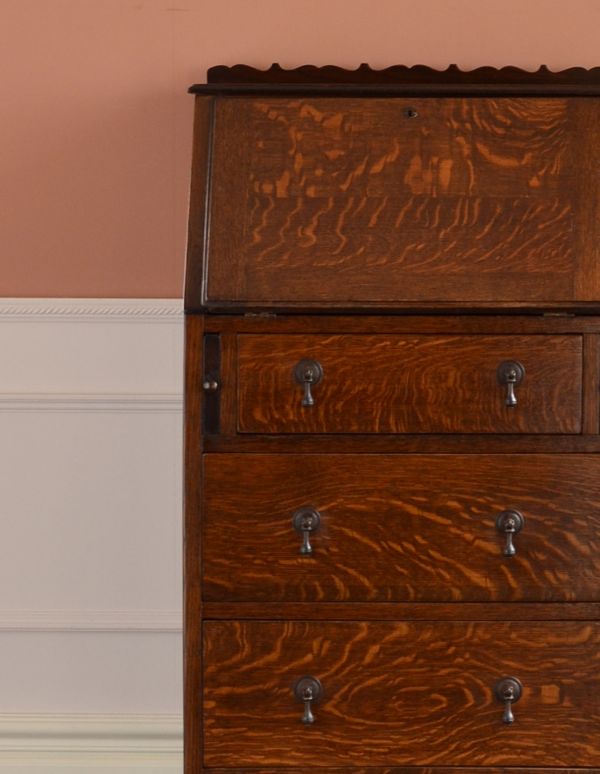 アンティーク家具 シックな英国のアンティーク家具、小ぶりなビューロー(デスク)。落ち着いた雰囲気のビューロー。(k-940-f)