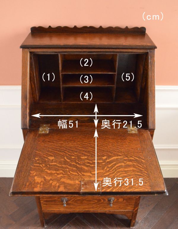 アンティーク家具 シックな英国のアンティーク家具、小ぶりなビューロー(デスク)。棚に化粧品を片付ければ、奥様のドレッサー代わりにもなりますよ。(k-940-f)